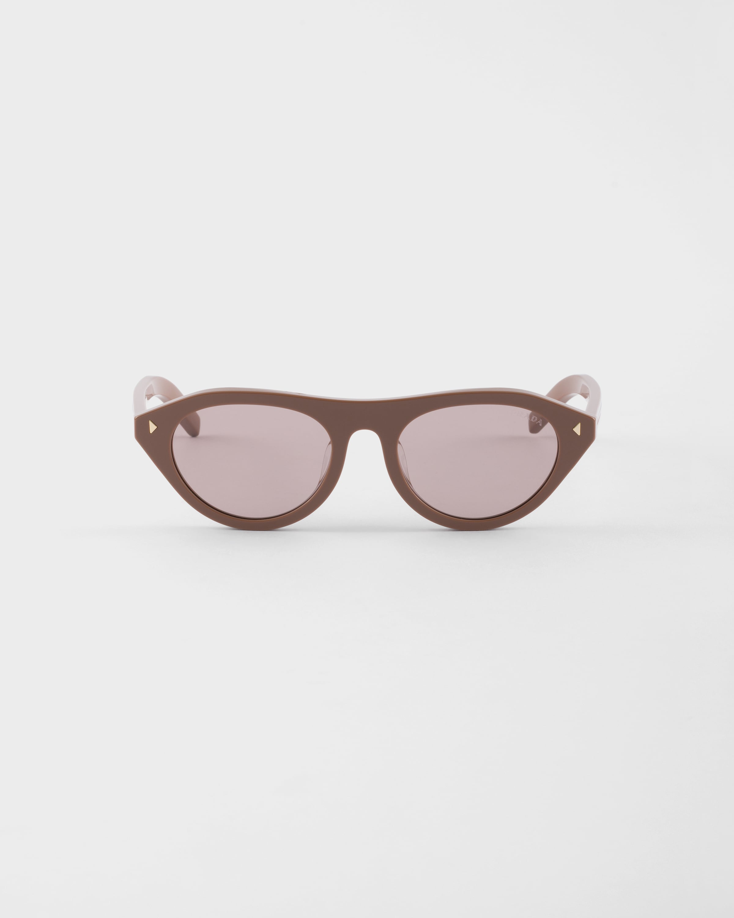 

Солнцезащитные очки Prada с культовой металлической табличкой, коричневый