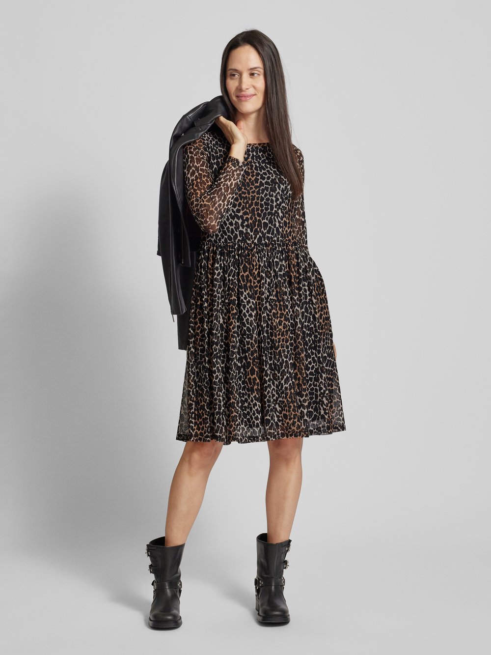 

Платье длиной до колена с круглым вырезом ROBE LÉGÈRE, черный