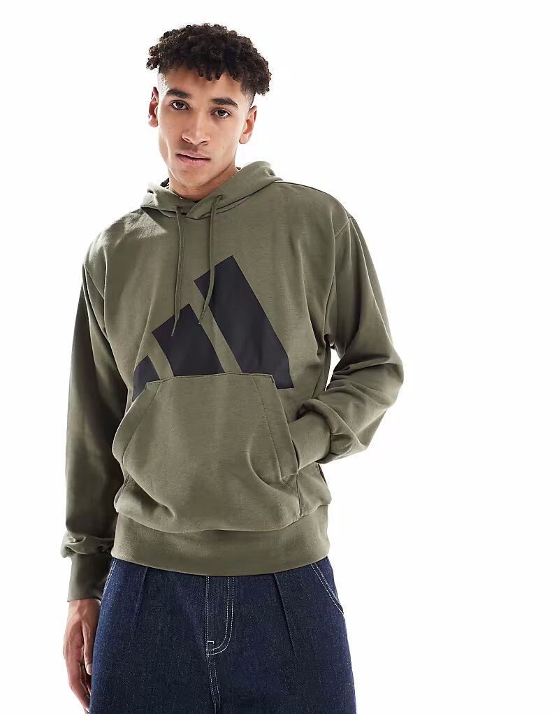 

Толстовка с капюшоном из французского терри с большим логотипом Adidas Essentials в оливковом цвете/черном цвете Adidas Performance