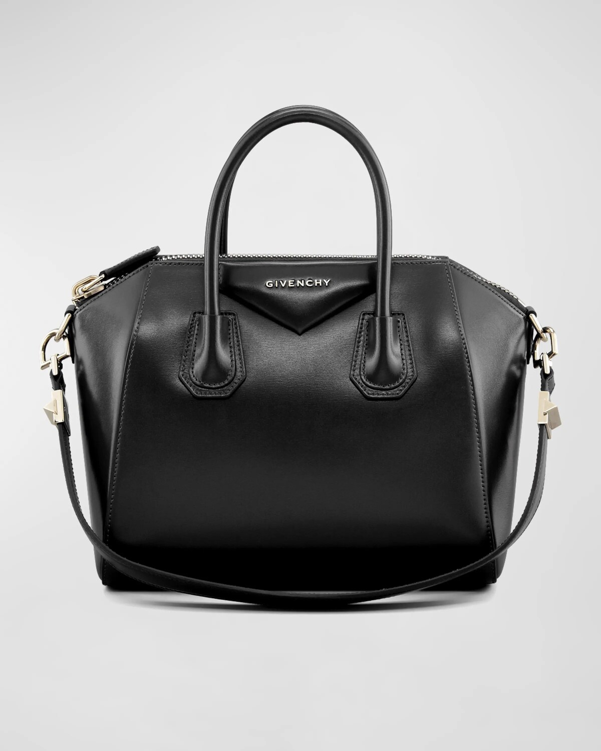 

Маленькая кожаная сумка Antigona с верхней ручкой в ​​коробочке Givenchy, цвет Black