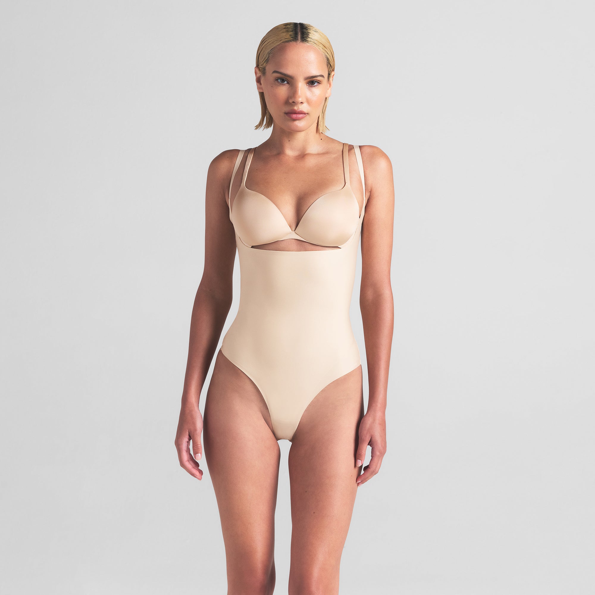 

Боди-стринги core sculpt с открытым бюстом SKIMS SKIMS BODY, цвет sand