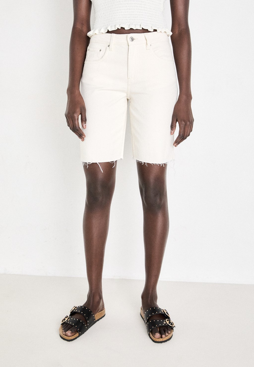 

Джинсовые шорты Gina Tricot, кремовый