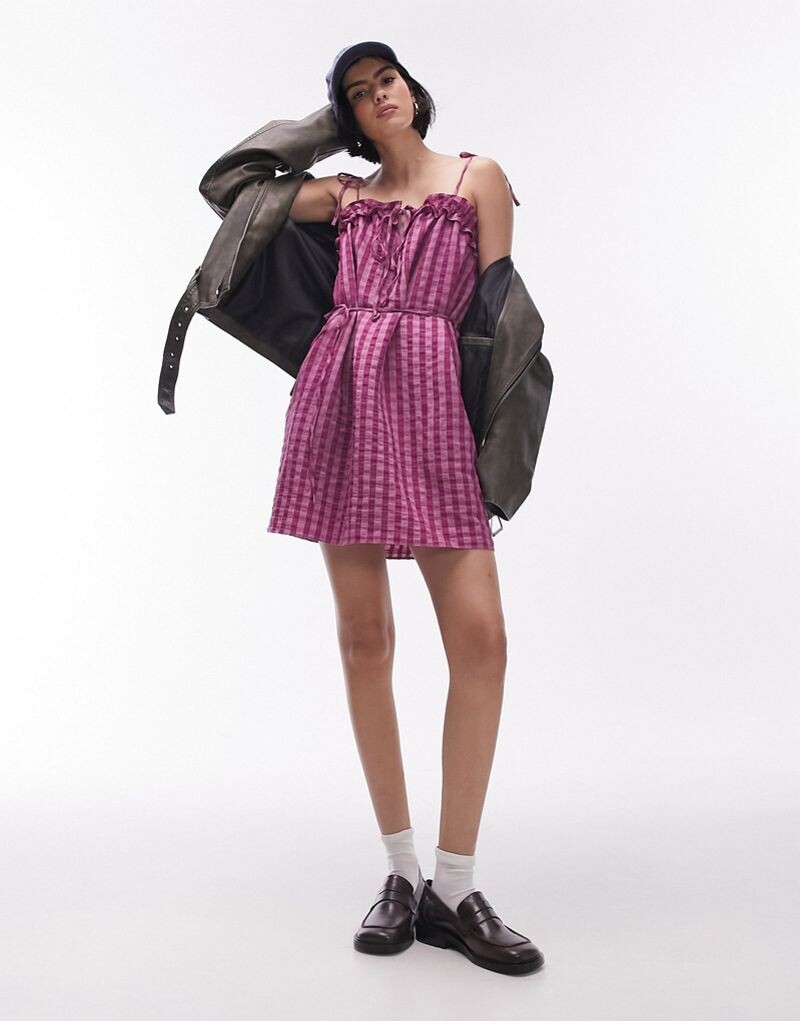 

Розовое фактурное мини-платье с бретелями Topshop