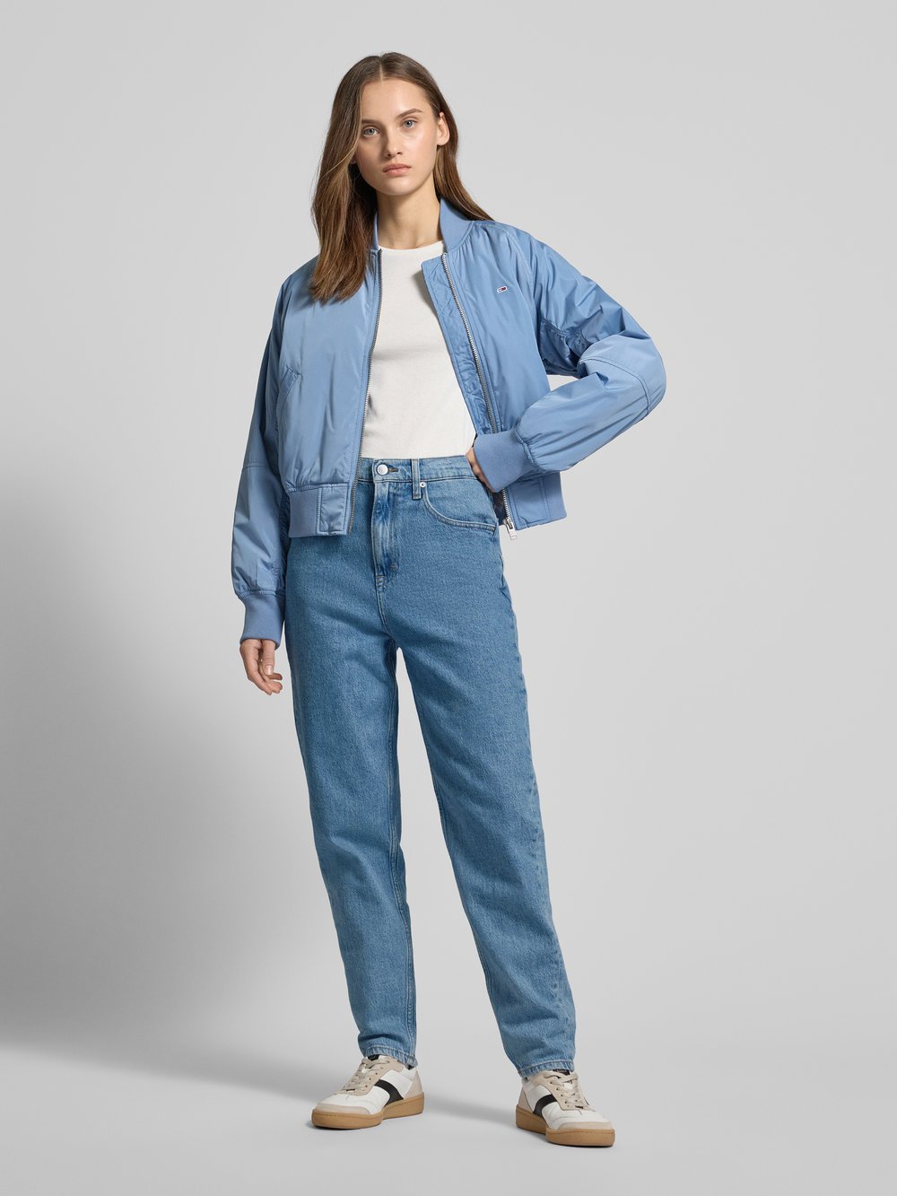 

Джинсы mom fit с пятью карманами Tommy Jeans, светло-голубой