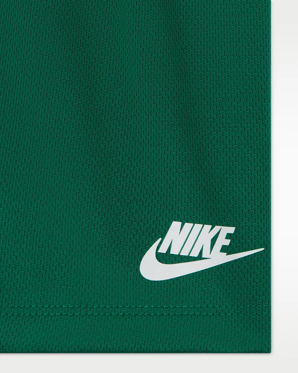 Детский комплект Nike Sportswear: футболка с принтом "Just Do It" и шорты из сетки, Malachite — фото 3
