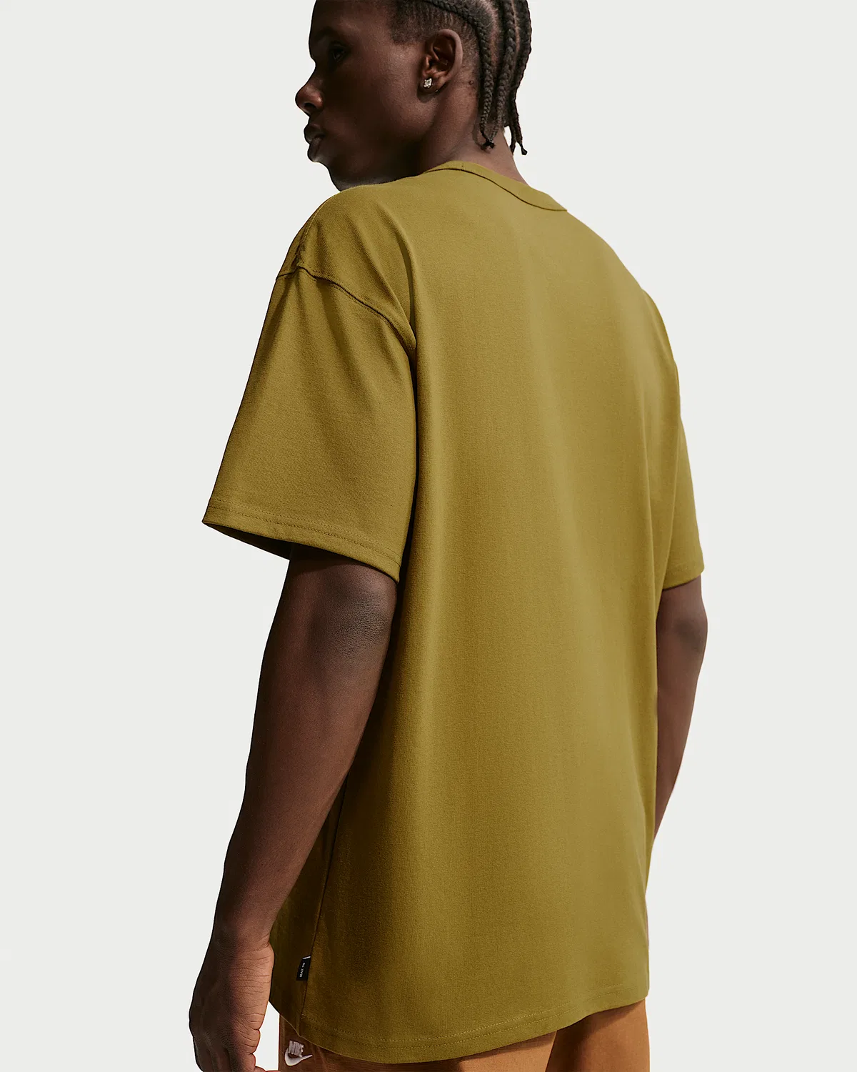 Мужская футболка Nike Sportswear Premium Essentials, Olive Flak — фото 2