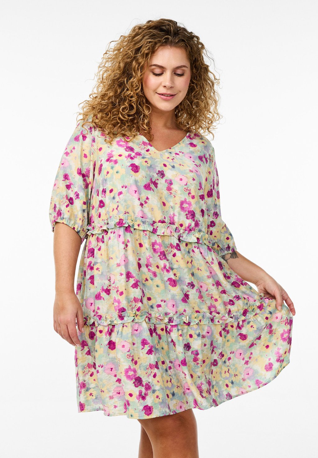 

Повседневное платье KURZES MIT BLUMENPRINT Zizzi, кремовый
