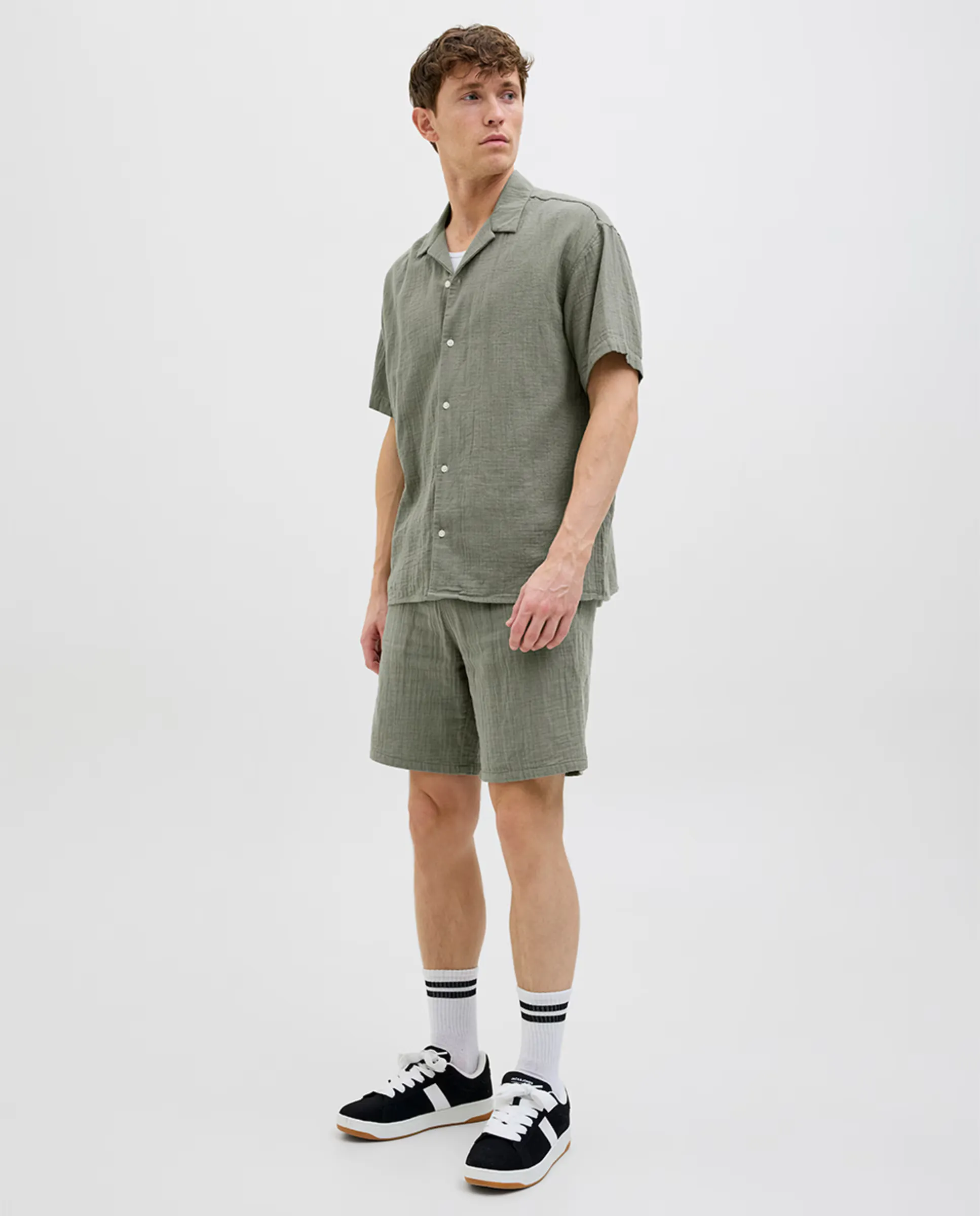 

Бермуды мужские джоггер relaxed fit Jack & Jones, серый