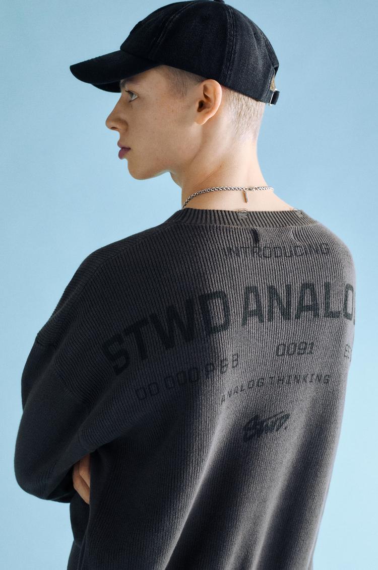 

Рваный джемпер с заклепками Pull And Bear, серый
