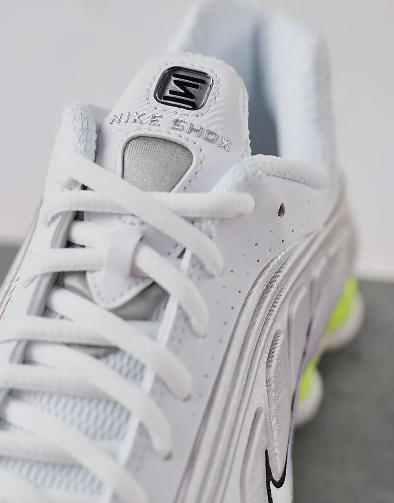 Кроссовки Shox R4 белого и серебристого цвета Nike — фото 2