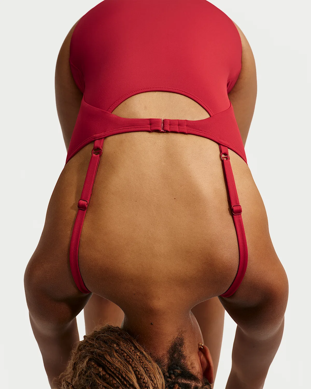 Женский цельный купальник Nike Swim Effortless Essential с V-образным вырезом, Gym Red — фото 3