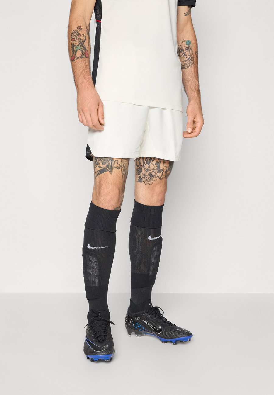 

Спортивные шорты Nike Performance TOTAL 90 SHORT, Sail/Black/Gym Red/Off-White