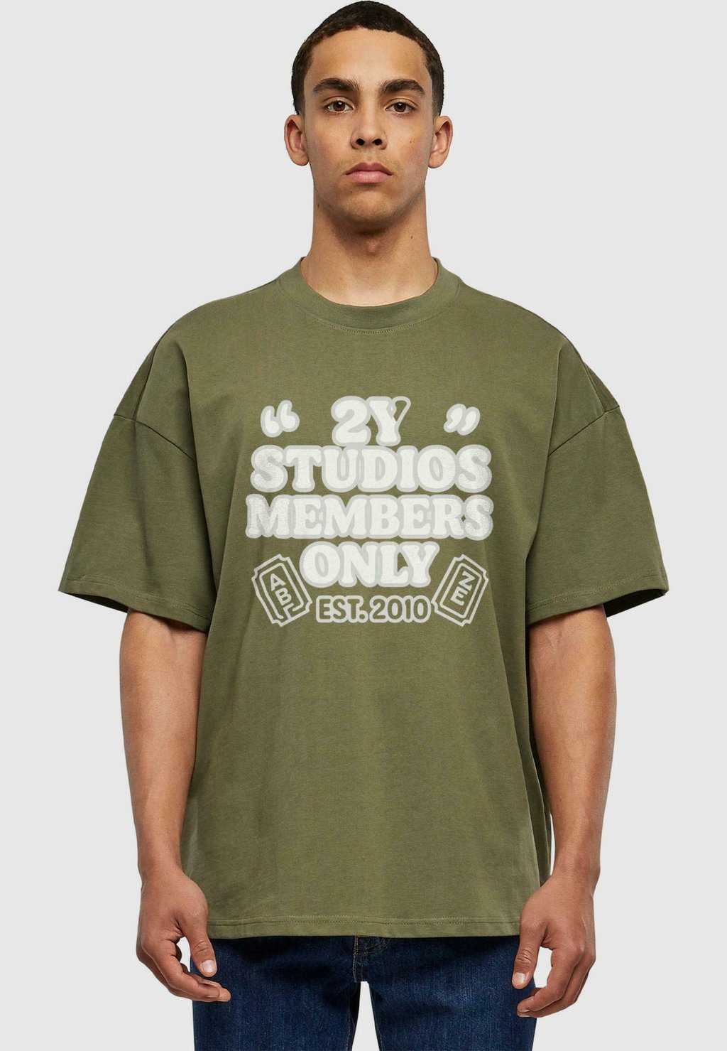 

Футболка с принтом MEMBERS ONLY TEE 2Y Studios, оливковый