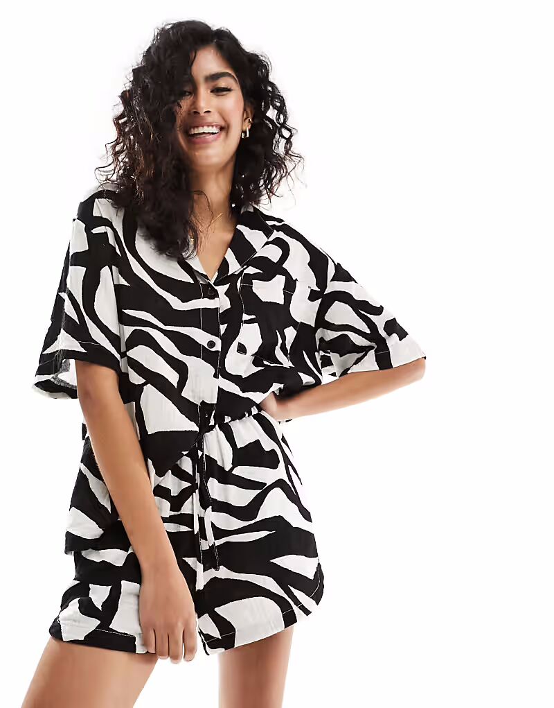 

Свободные шорты ASOS DESIGN из сирсакера с узором