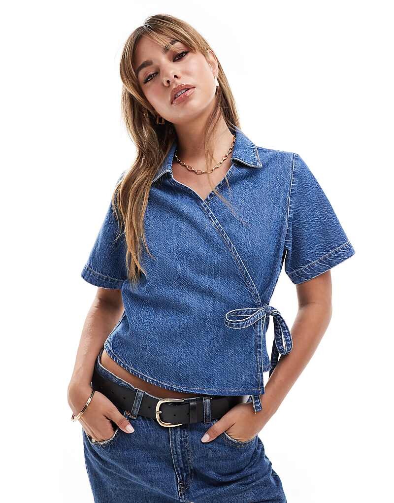 

ASOS DESIGN – джинсовый топ цвета индиго с короткими рукавами и запахом