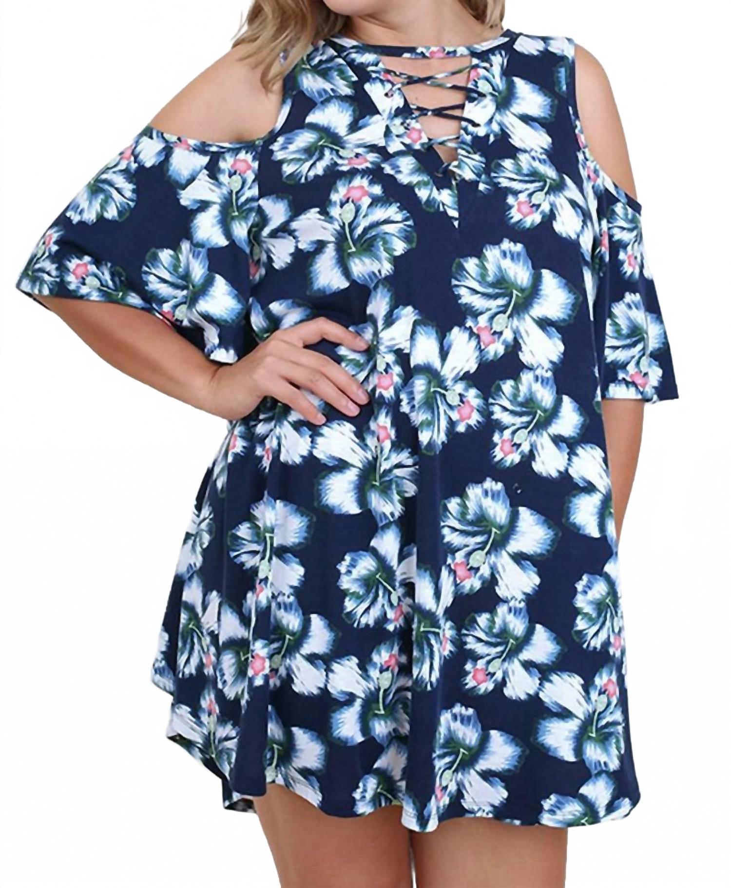 

Флоральное платье с открытыми плечами и перекрестными бретелями плюс размера в темно-синем цвете Umgee