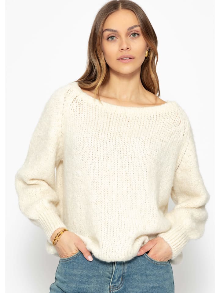 

Пушистый свитер с вырезом-лодочкой в оттенке белого цвета SASSYCLASSY