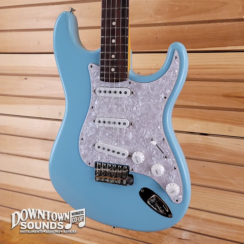 

Электрогитара Fender Limited Edition Cory Wong Stratocaster with Fender Molded Hard Case - Daphne Blue