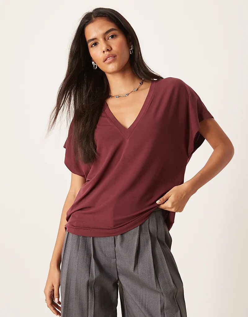 

Футболка ASOS DESIGN breathMAX™ из лиоцелла с драпировкой и V-образным вырезом бордового цвета