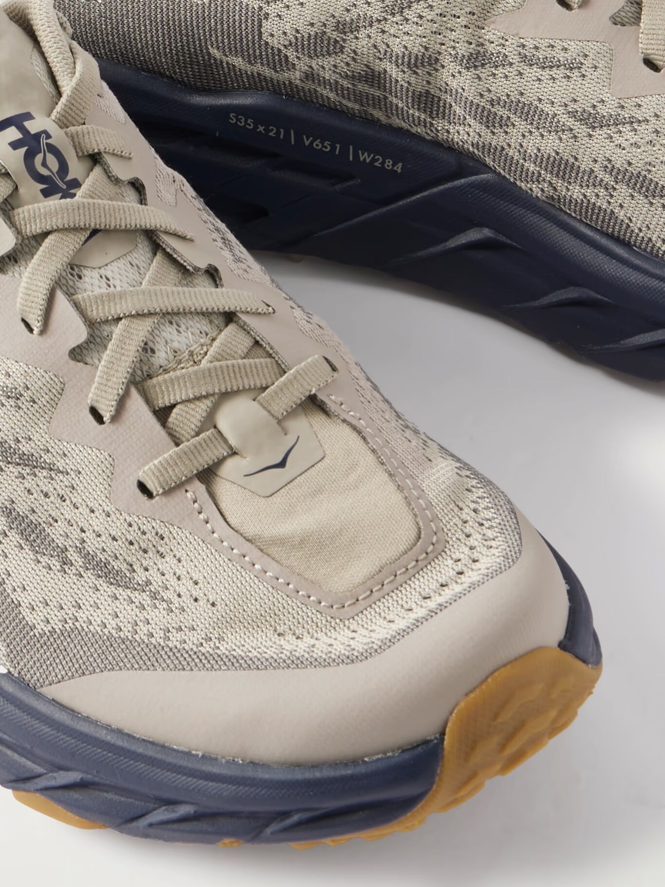 

Кроссовки Speedgoat 5 с резиновой отделкой и сеткой HOKA, серый