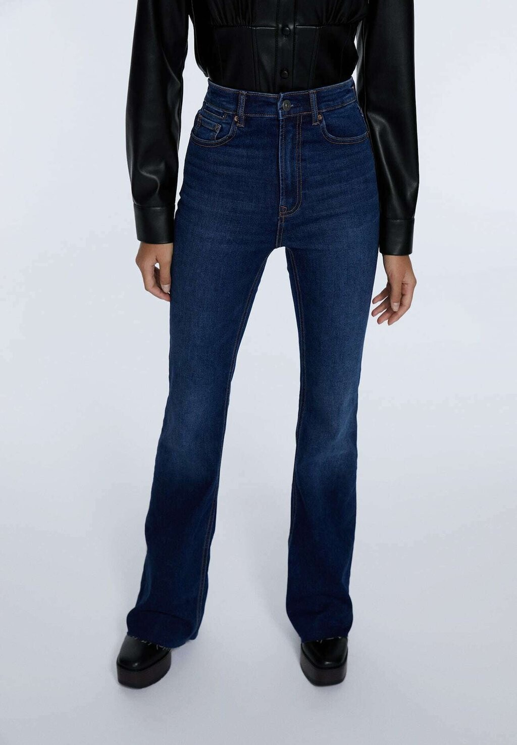 

Джинсы Bootcut темно-синего цвета Stradivarius, темно-синий