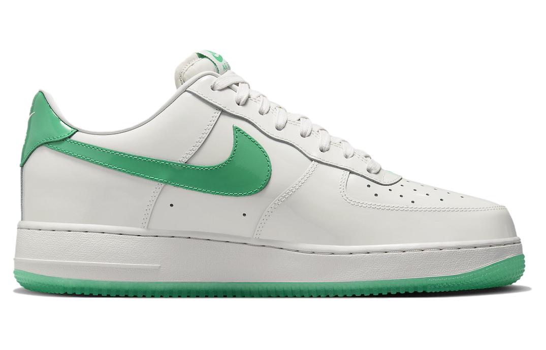 Футболка Air Force 1 Low '07 Patent Platinum Tint Stadium Green Nike, бело-зеленая — фото 2