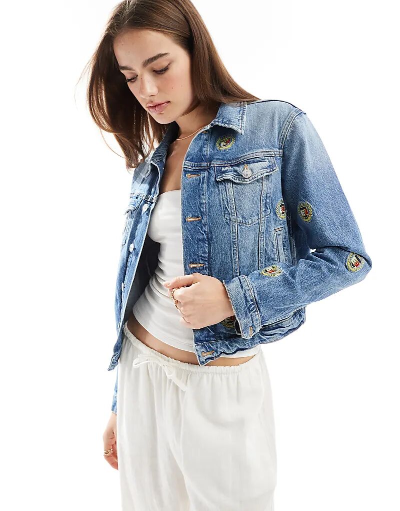 

Узкая джинсовая куртка средней потертости с логотипами Tommy Jeans