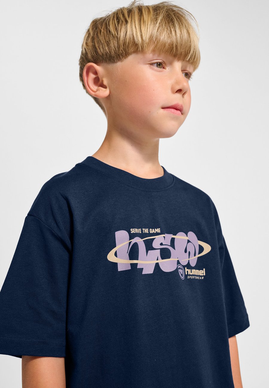 Футболка Hummel LOOSE S/S HS GRAPHIC, Dress Blues/Blue — фото 2