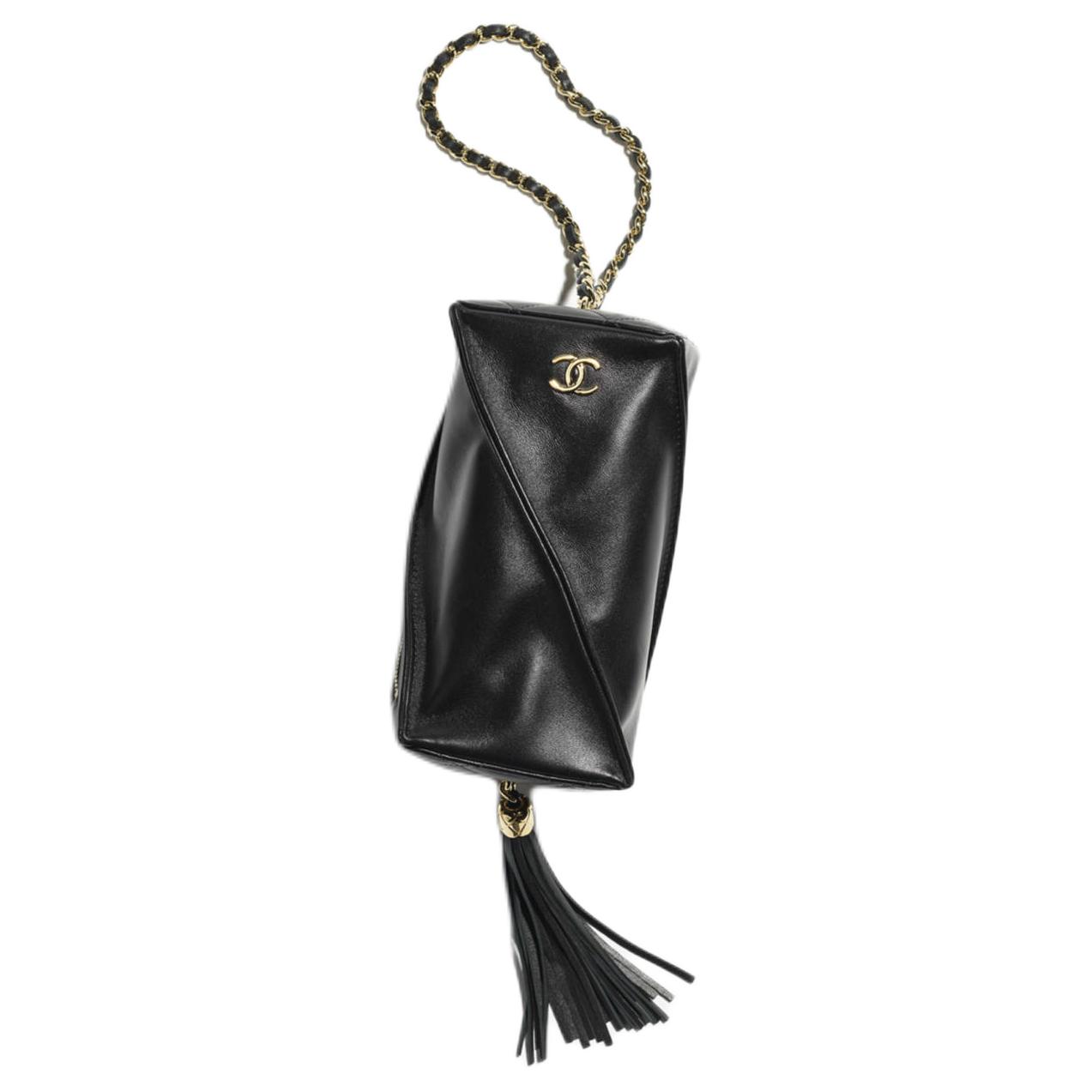 

CHANEL Чёрная женская клатч из овчины с золотистой фурнитурой