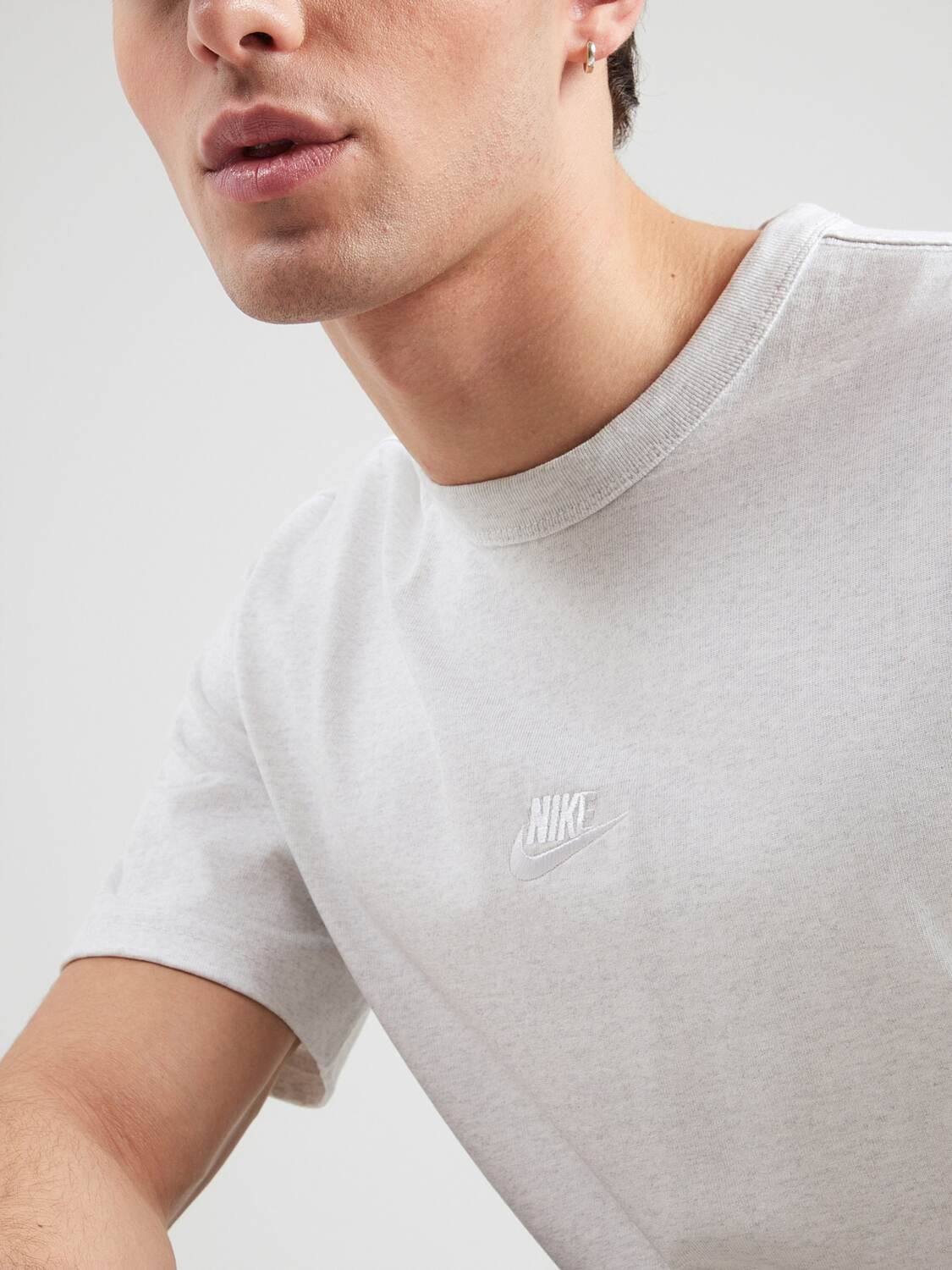 Nike Sportswear Футболка 'PREM ESS' в светло-сером цвете — фото 2